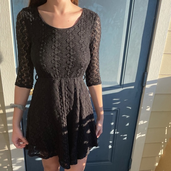 YA Los Angeles Lace Dress - Picture 2 of 3